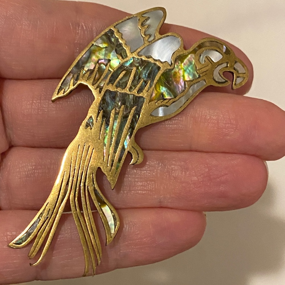 VINTAGE Artisan Macaw Parrot MOP Bird Large Pin Gold Large ooak mother of pearl - Picture 7 of 7